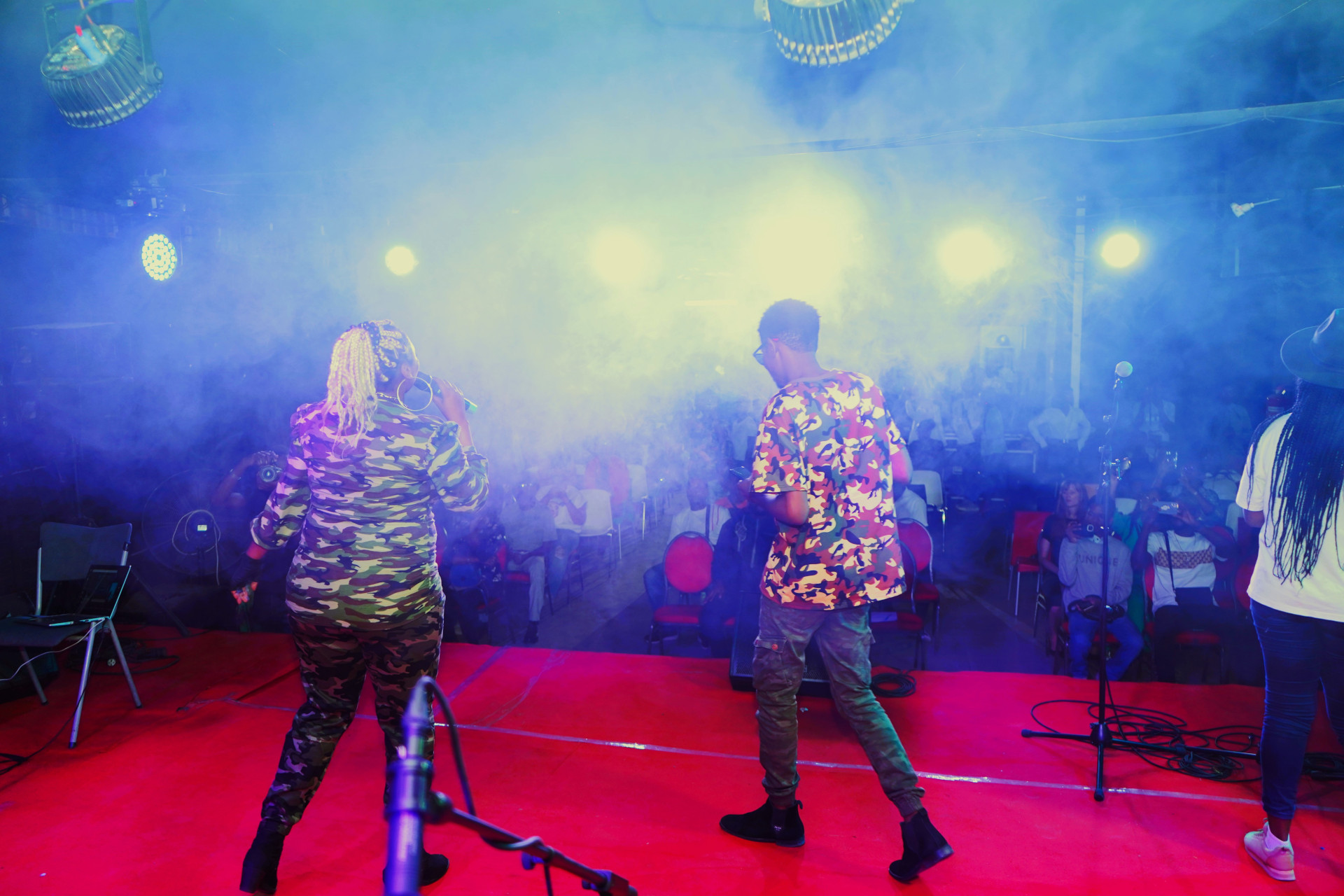 Public en célébration lors du festival